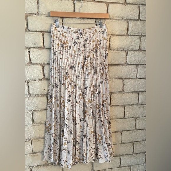 White floral pleated long skirt - Picture 2 of 9